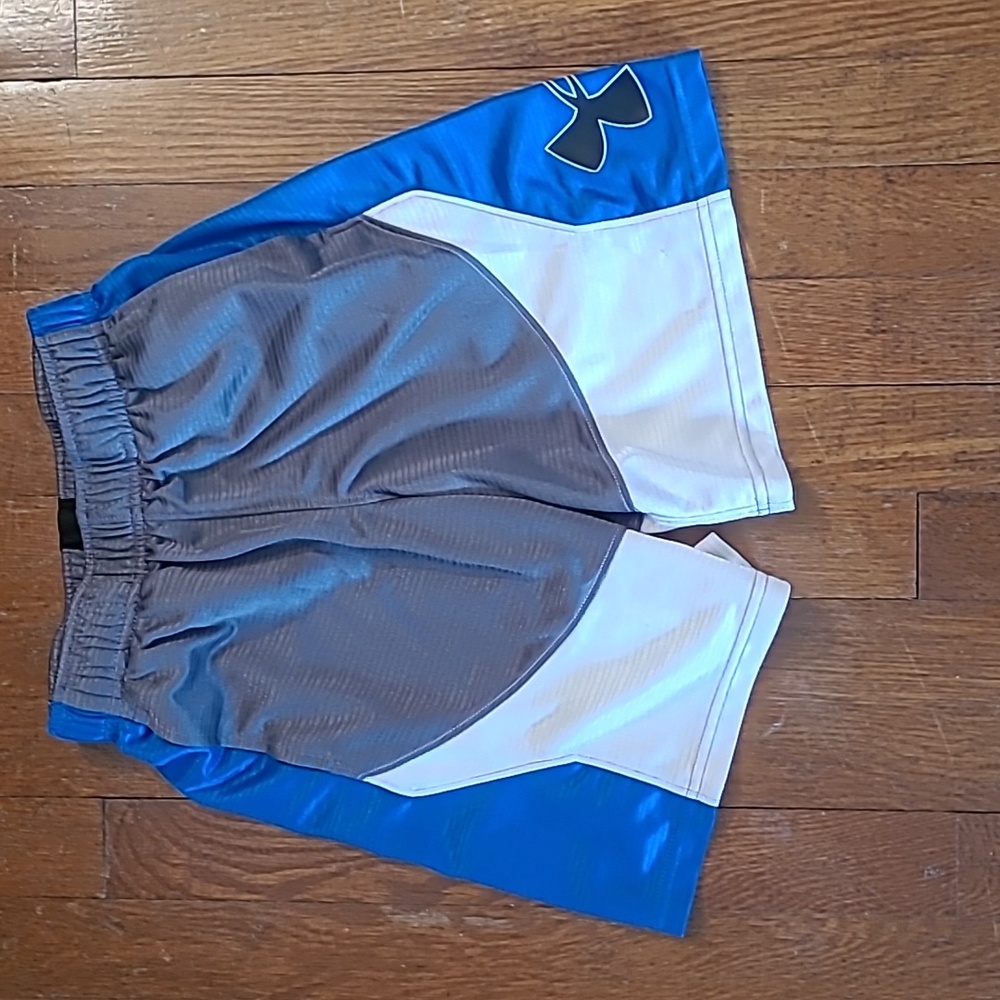Boys Youth small Under Armour shorts